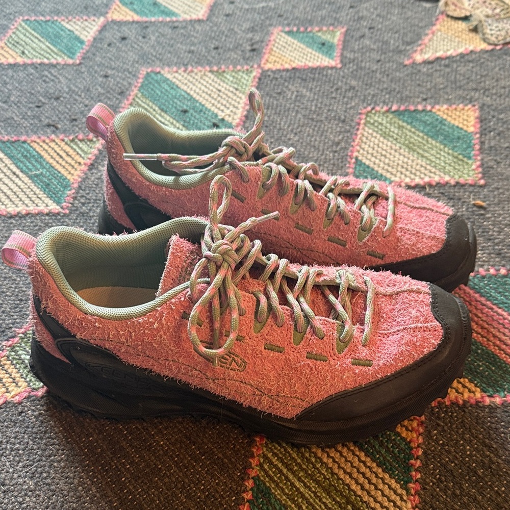 Keen Footwear
Size women’s 8